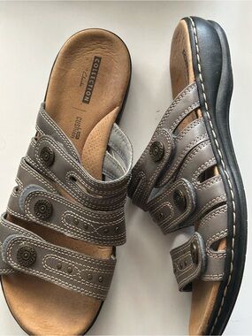 Clarks Leisa Grace sandals w/three adjustable straps and decorative buttons 8.5